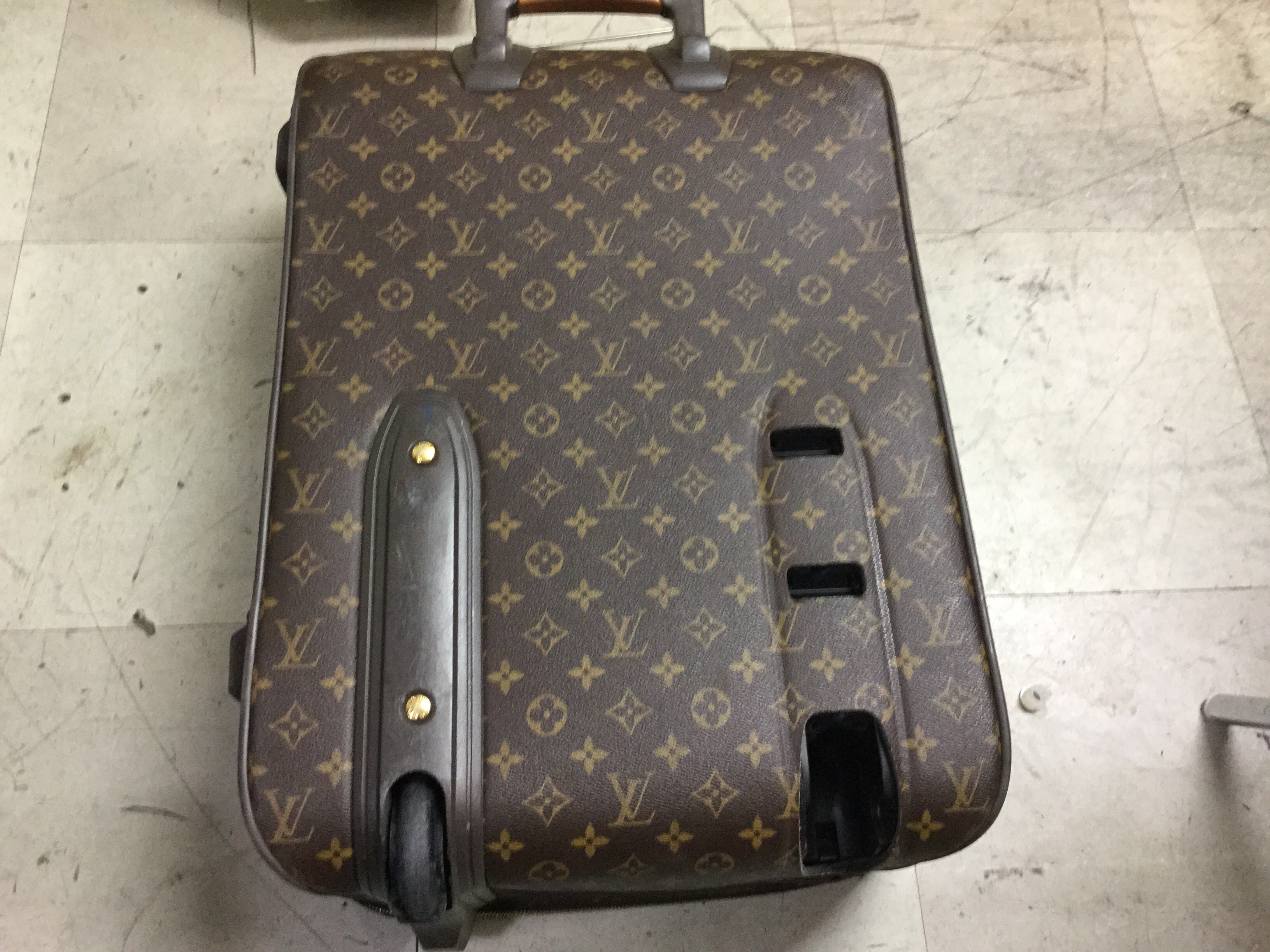 ルイ・ヴィトンのスーツケース修理はお任せください！ | スーツケース 