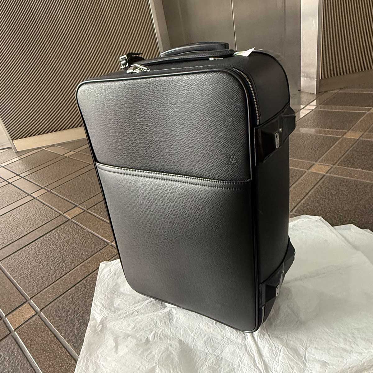 LOUIS VUITTON(ルイ・ヴィトン)スーツケース 底足交換