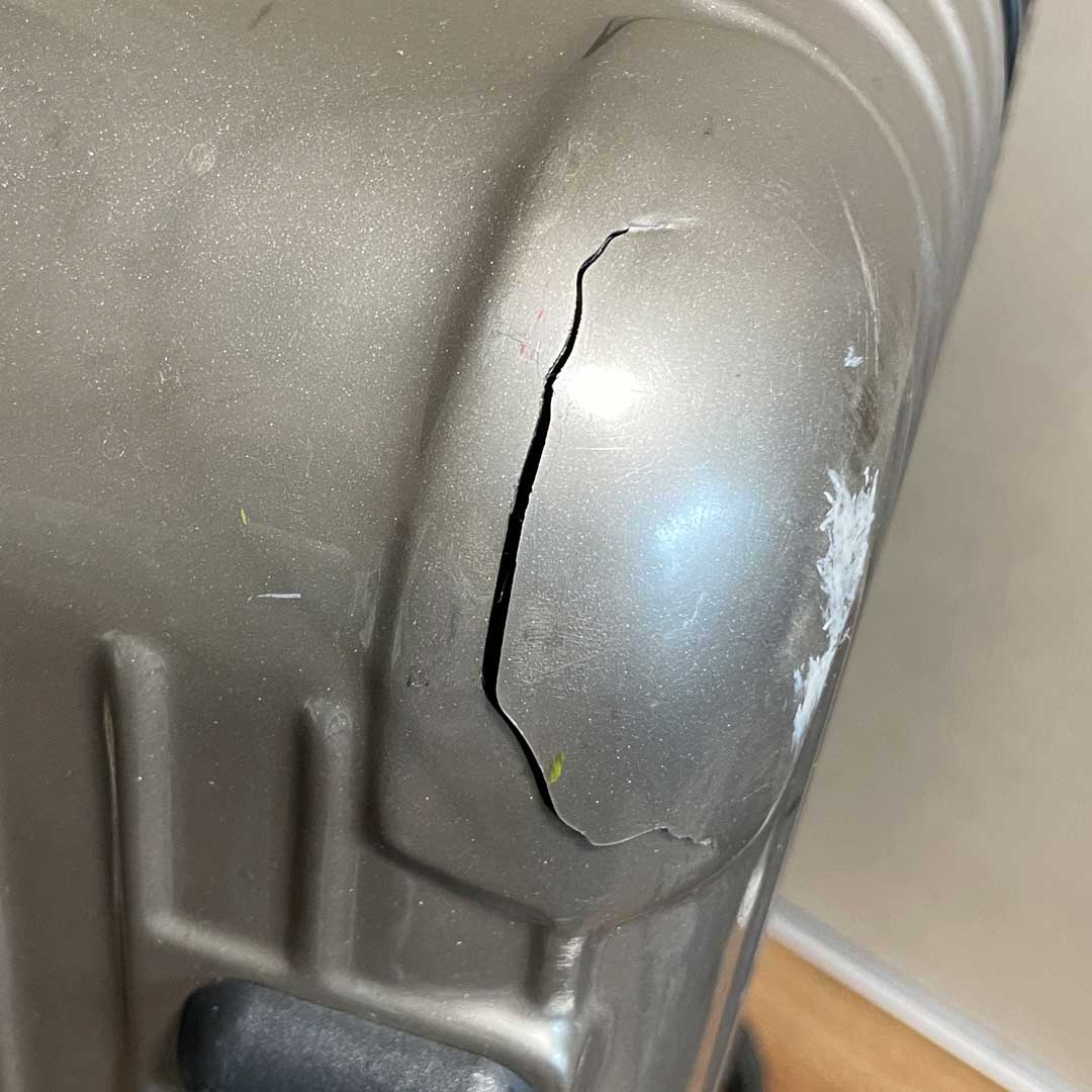 RIMOWA（リモワ）スーツケースのボディ割れ修理