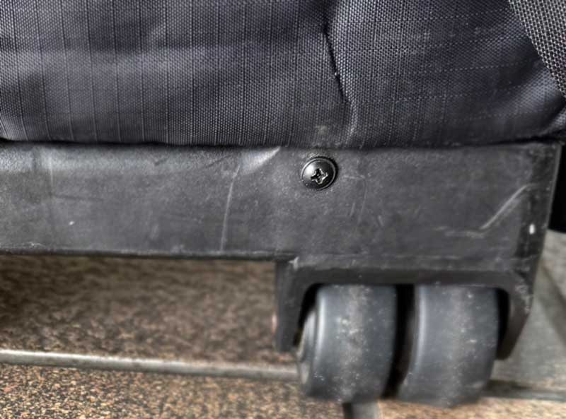 コールマン製リュックキャリー　ねじ取付